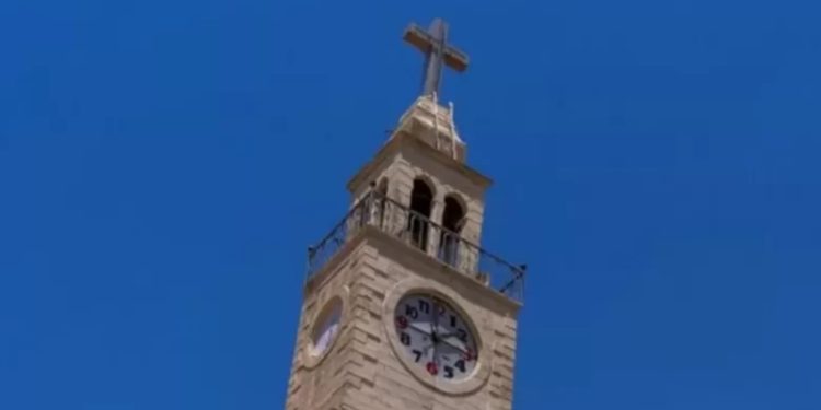 Lübnanlılar, saatlerin ileriye alınmasına yönelik tartışma nedeniyle iki farklı saat dilimine uyandı