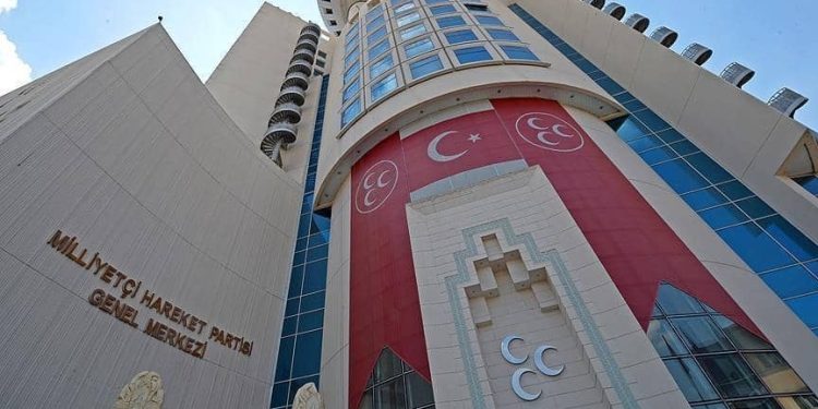 MHP’li yetkili, AKP’yle ortak listeden girmeyi, seçmenlerinin ‘üç hilal logosunu görmezse oy kullanmayacakları’ gerekçesiyle reddettiklerini söyledi.