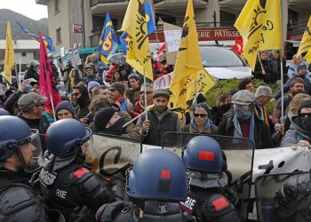 Macron bu kez de su sorununa el attı: Protestolar sürüyor