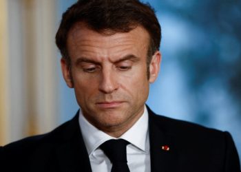 Macron televizyon röportajında lüks saatini 'yok etti'