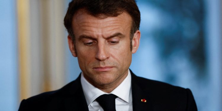 Macron televizyon röportajında lüks saatini 'yok etti'