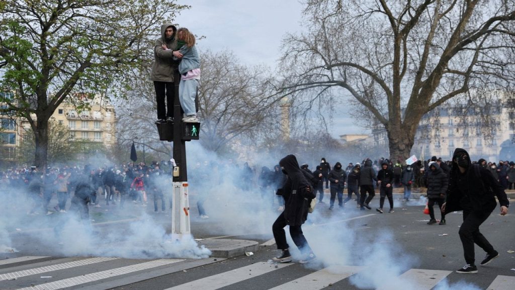 Macron'un emeklilik düzenlemesine karşı yüz binler yürüdü