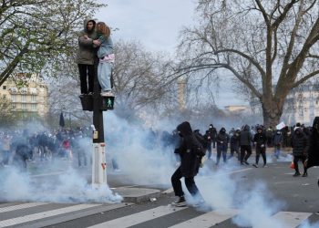 Macron'un emeklilik düzenlemesine karşı yüz binler yürüdü