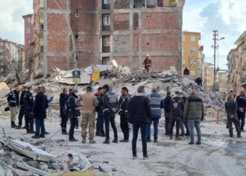 Malatya’da ağır hasarlı bina çöktü; Kurtarma ekipleri sevk edildi