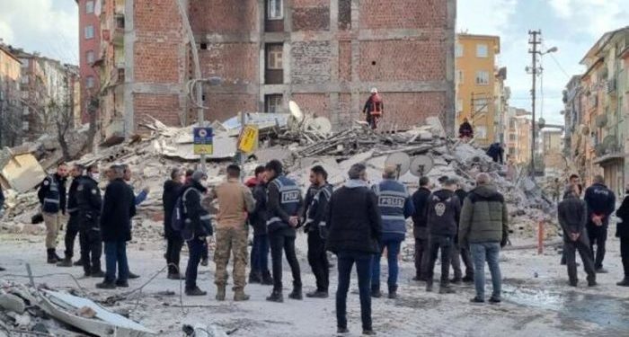 Malatya’da ağır hasarlı bina çöktü; Kurtarma ekipleri sevk edildi