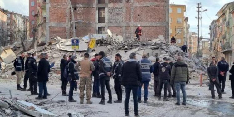 Malatya'da beş katlı bina çöktü