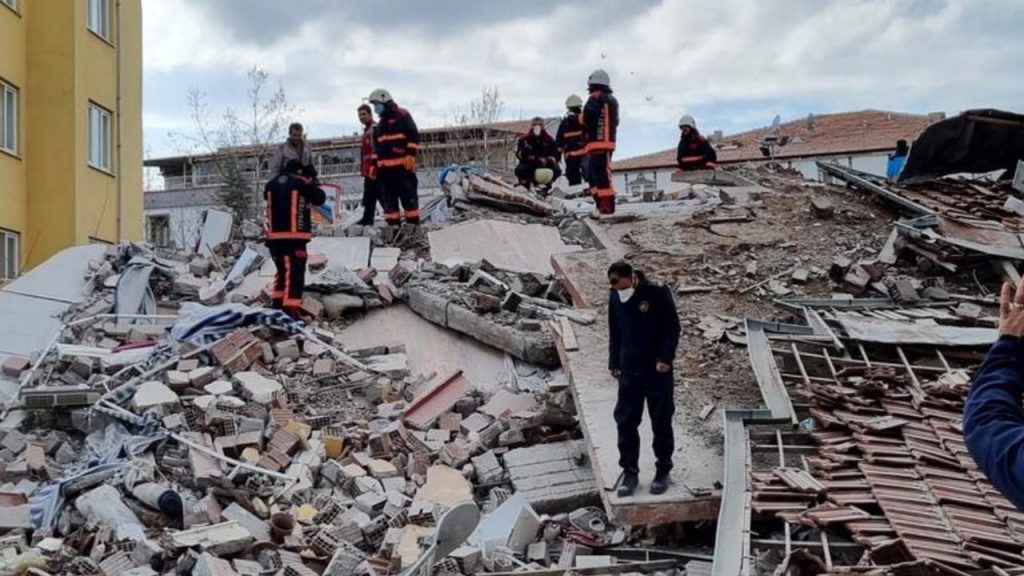 Malatya'da bir apartman kendiliğinden çöktü