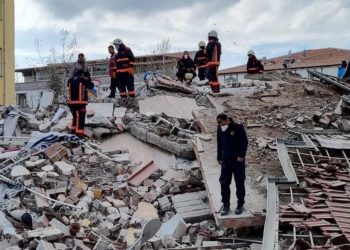 Malatya'da bir apartman kendiliğinden çöktü