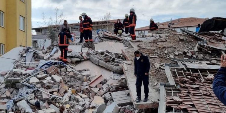 Malatya'da bir apartman kendiliğinden çöktü