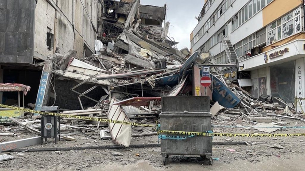 Malatya'da depremde ağır hasar alan bina kendiliğinden çöktü