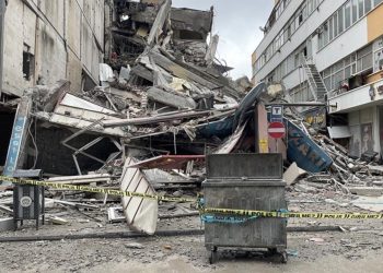 Malatya'da depremde ağır hasar alan bina kendiliğinden çöktü