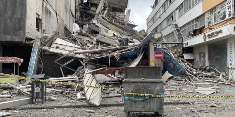 Malatya'da depremde ağır hasar alan bina kendiliğinden çöktü