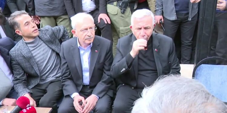 Mansur Yavaş Malatya'da depremzede üreticilerin ellerinde kalan kayısılar için protokol imzaladı