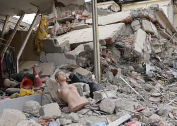 Maraş'ta cenazelerin bulunduğu bazı enkazlarda moloz kaldırma çalışmaları durduruldu