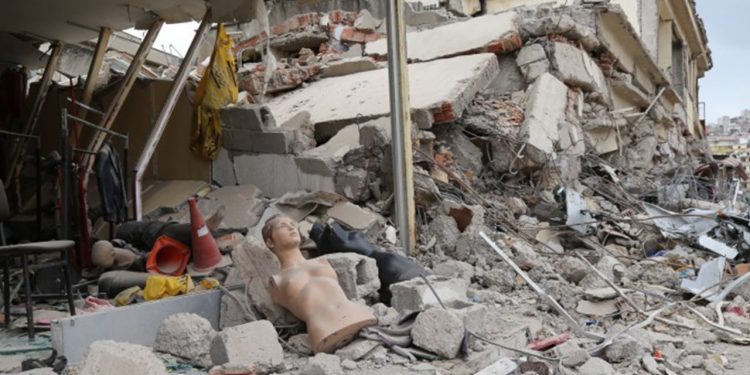 Maraş'ta cenazelerin bulunduğu bazı enkazlarda moloz kaldırma çalışmaları durduruldu