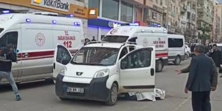 Mardin’de kırmızı ışıkta bekleyen araca silahlı saldırı: İki ölü