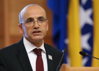 AKP Genel Merkezi’nde Cumhurbaşkanı Erdoğan ile bir araya gelen eski Maliye Bakanı Mehmet Şimşek, görüşme sonrası aktif siyasete dönmeyi düşünmediğini açıkladı.