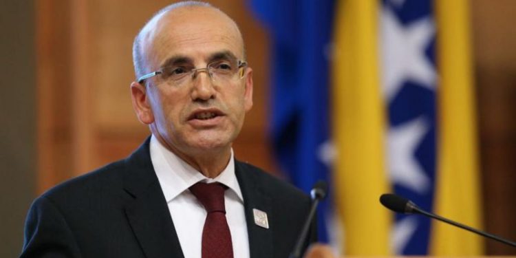 AKP Genel Merkezi’nde Cumhurbaşkanı Erdoğan ile bir araya gelen eski Maliye Bakanı Mehmet Şimşek, görüşme sonrası aktif siyasete dönmeyi düşünmediğini açıkladı.