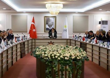 Altılı Masa'nın cumhurbaşkanı adaylığı konusunu görüştüğü toplantıda, İyi Parti Genel Başkanı Meral Akşener'in CHP Genel Başkanı Kemal Kılıçdaroğlu'nun adaylığına itiraz etmesinin kulislere yansıması sonrası, İyi Parti Genel İdare Kurulu (GİK) toplandı. Toplantının ardından İYİ Parti Genel Başkanı Meral Akşener açıklama yaptı.