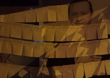 Mersin AKP’de toplu istifa: Dilekçeleri mandalla astılar