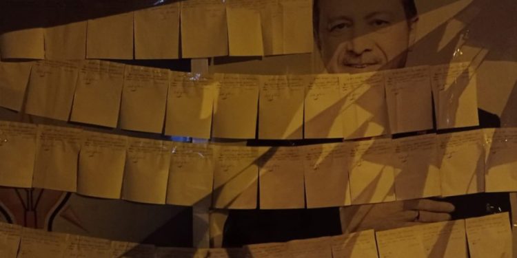 Mersin AKP’de toplu istifa: Dilekçeleri mandalla astılar