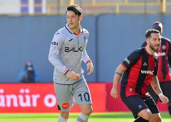 Mesut Özil futbolu bıraktı