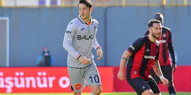 Mesut Özil futbolu bıraktı