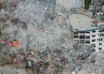 Millet barınacak yer arıyor; AKP şov peşinde