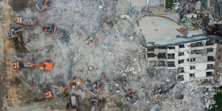 Millet barınacak yer arıyor; AKP şov peşinde