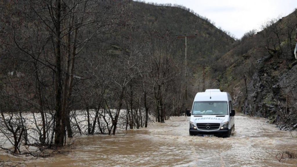 Munzur Çayı taştı, Dersim-Ovacık karayolu kapatıldı