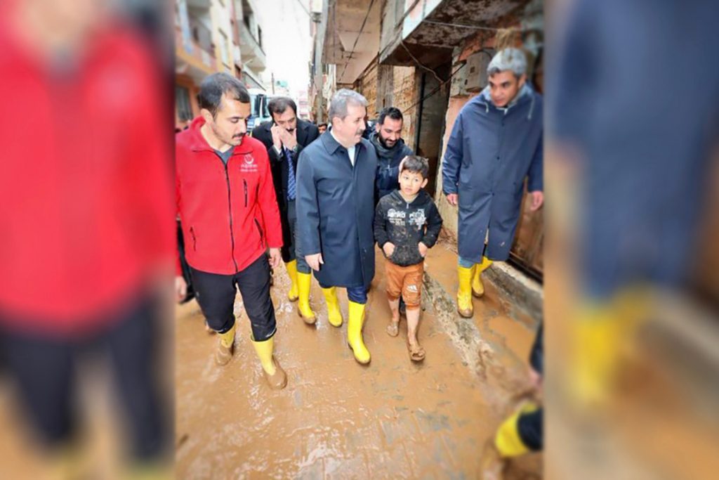 Mustafa Destici sel bölgesinde yağmur çizmesiyle, yanındaki çocuk terlikle gezdi