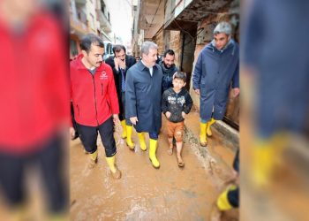 Mustafa Destici sel bölgesinde yağmur çizmesiyle, yanındaki çocuk terlikle gezdi