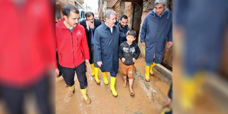 Mustafa Destici sel bölgesinde yağmur çizmesiyle, yanındaki çocuk terlikle gezdi