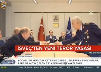 NATO toplantısında Tümgeneral Göksel Kahya boş çay bardaklarını topladı
