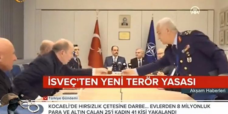 NATO toplantısında Tümgeneral Göksel Kahya boş çay bardaklarını topladı
