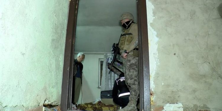 Narkotik operasyonunun ortasında kiracı krizi: Polis ev sahibini uyardı