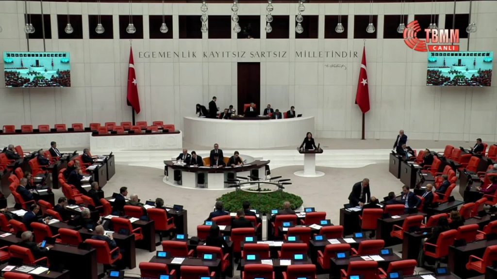 Neden oteller yerine yurtlar kullanıldı? CHP'den afetin eğitime etkisinin araştırılması için önerge AKP ve MHP oylarıyla reddedildi