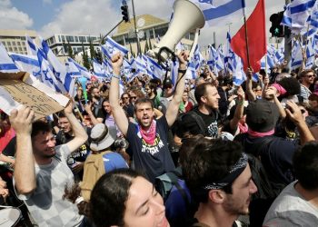 Netanyahu, kriz yaratan yargı düzenlemesini erteledi