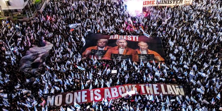 Netanyahu'nun ısrarı kabinesini sallıyor: Hükümette ilk çatlak