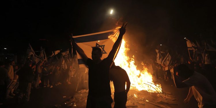 Netanyahu'ya tepkiler büyüyor: Üniversiteler greve gitti, New York Başkonsolosu istifa etti