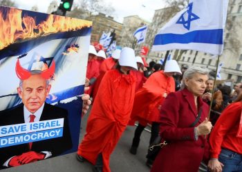 Netanyahu'yu İngiltere'de yüzlerce kişi protesto etti