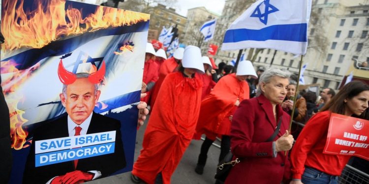 Netanyahu'yu İngiltere'de yüzlerce kişi protesto etti