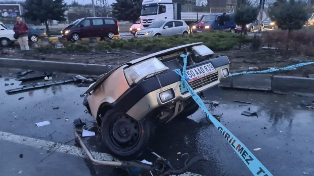 Nevşehir’de feci kaza: Otomobil ikiye bölündü