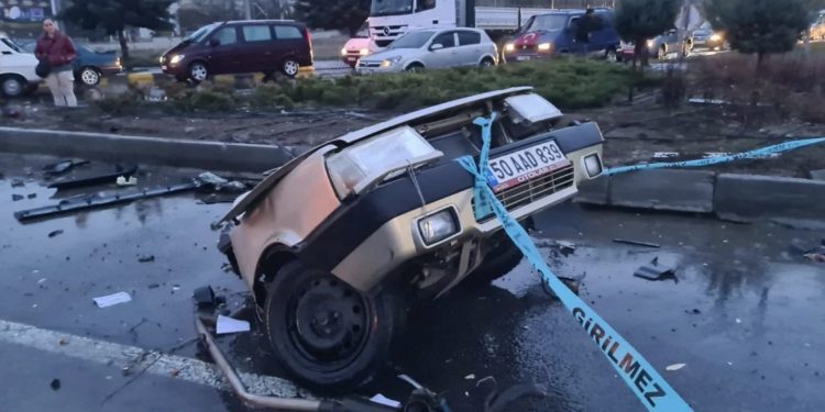 Nevşehir’de feci kaza: Otomobil ikiye bölündü