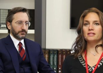 Nevşin Mengü'den Fahrettin Altun'a övgüler: 'Vallahi en başarılı isim'