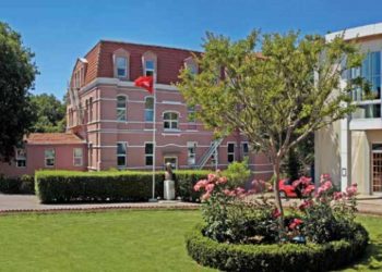 Okullar arasındaki futbol maçındaki Nazi selamına soruşturma