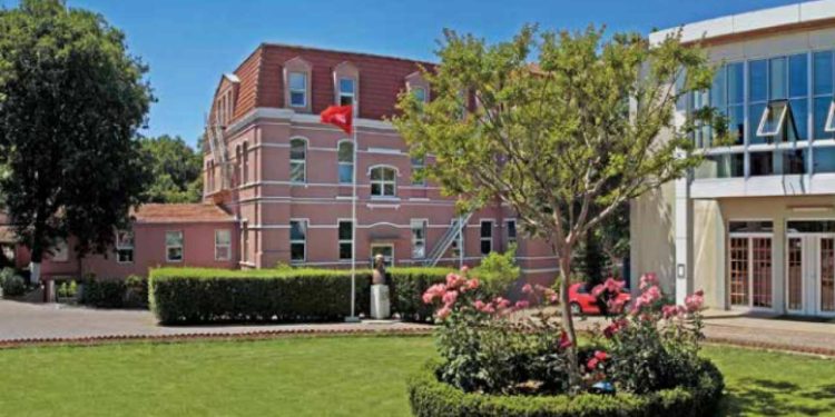 Okullar arasındaki futbol maçındaki Nazi selamına soruşturma