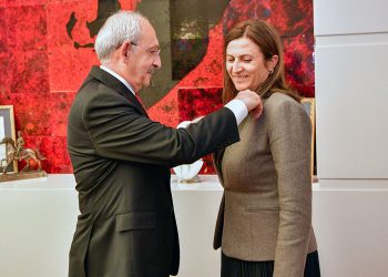 Öldürülen Diyarbakır Barosu Başkanı Tahir Elçi’nin eşi Türkan Elçi’ye CHP rozeti