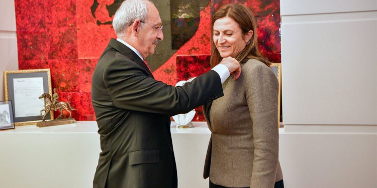 Öldürülen Diyarbakır Barosu Başkanı Tahir Elçi’nin eşi Türkan Elçi’ye CHP rozeti