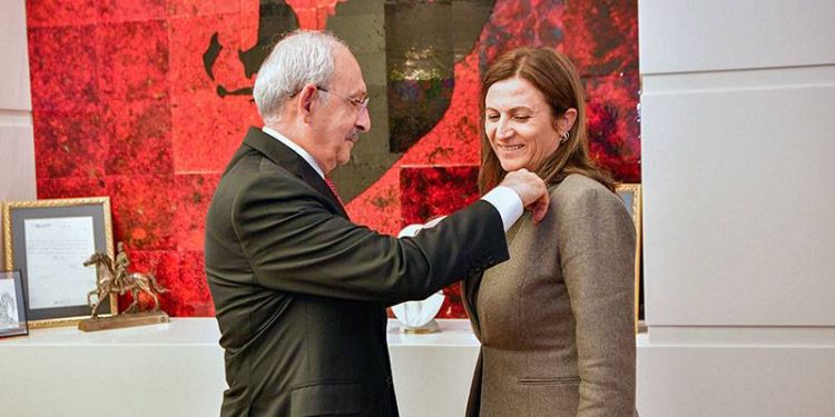 Millet İttifakı Cumhurbaşkanı Adayı ve CHP Genel Başkanı Kemal Kılıçdaroğlu, öldürülen eski Diyarbakır Barosu Başkanı Tahir Elçi’nin eşi, Tahir Elçi İnsan Hakları Vakfı Yönetim Kurulu Başkanı Türkan Elçi ve oğlu Arda Arin Elçi ile görüştü.